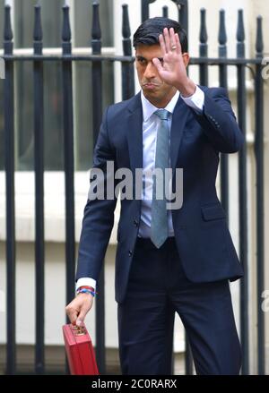 Rishy Sunak, Cancelliere dello scacchiere, lasciando Downing Street prima di consegnare il suo primo bilancio, 11 marzo 2020 Foto Stock