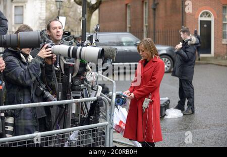 Vicki Young (corrispondente politico capo di BBC News) Con i media in Downing Street, 13 febbraio 2020 Foto Stock