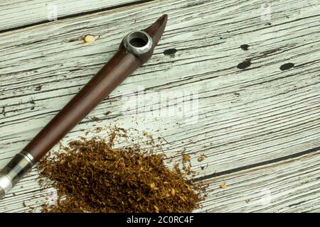 Vista ravvicinata dall'alto, con pipa per fumatori per tabacco. Copia sfondo spazio. Foto Stock