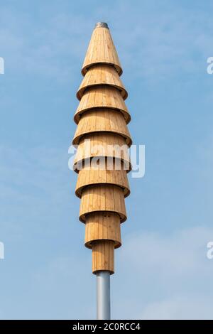 Swift torre per fornire siti nidificanti per le nuotate (Apus apus), Shalford, Surrey, Regno Unito Foto Stock