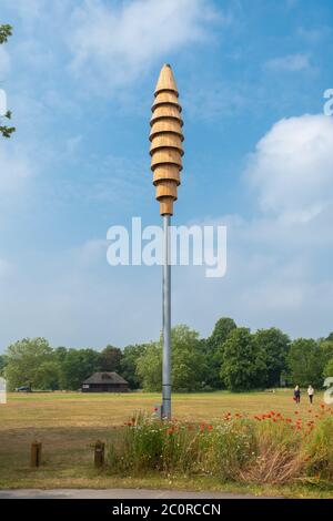 Swift torre per fornire siti nidificanti per le nuotate (Apus apus), Shalford, Surrey, Regno Unito Foto Stock