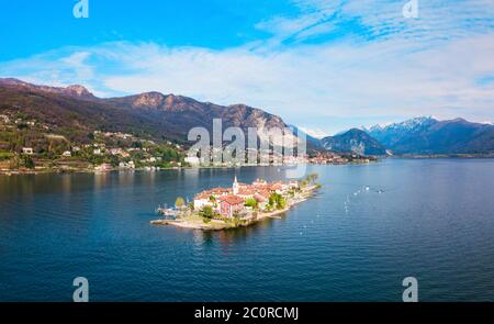 Isola dei Pescatori e Stresa antenna vista panoramica. Isola dei Pescatori o isola Fishermens è un'isola nel Lago Maggiore nel nord Italia. Foto Stock