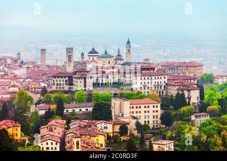 Bergamo città alta antenna vista panoramica. Bergamo è una città in Alpine Regione Lombardia del Nord Italia. Foto Stock