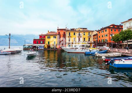 Porto con le barche in Malcesine città vecchia sulla riva del lago di Garda in provincia di Verona, Italia Foto Stock