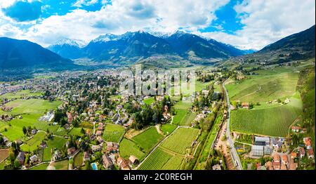 Alto Adige vigneti antenna vista panoramica vicino a Merano o a Merano città nel nord Italia Foto Stock