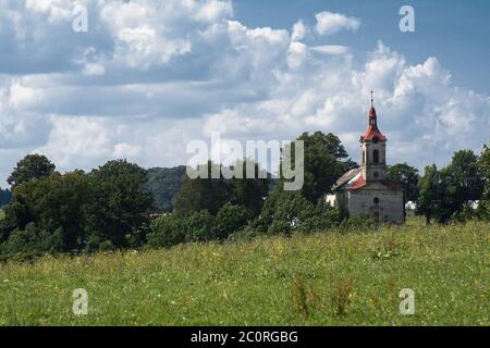 Chiesa abbandonata nel bellissimo paesaggio Foto Stock