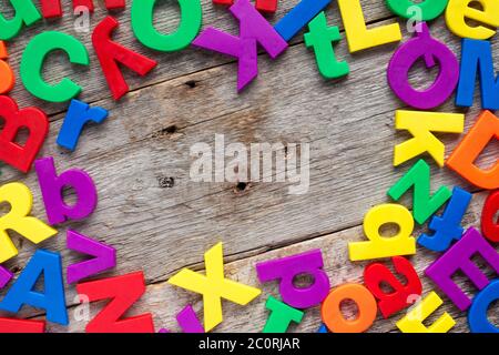 Bordo superiore del giocattolo colorato lettere Foto Stock