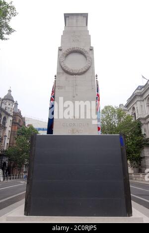 Londra, Regno Unito. 12 giugno 2020. Si è imbarcata la memoria di guerra di Cenotafh a Whitehall. I monumenti di Londra si sono imbarcati per il rischio di danni causati dalle proteste della BML. Credit: JOHNNY ARMSTEAD/Alamy Live News Foto Stock