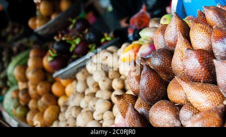 Diversi tipi di frutti esotici in vendita in un mercato locale in Indonesia Foto Stock