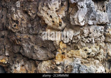 Muro di pietra fatto con pietra irregolare Foto Stock