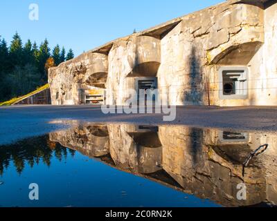 Fortezza di artiglieria Hanicka in Orlicke Hory, Repubblica Ceca. Vecchia roccaforte massiccia della seconda guerra mondiale Foto Stock