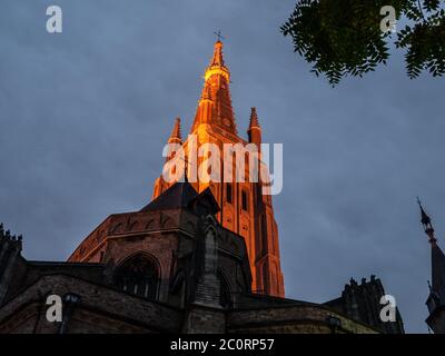 Torre illuminata di notte della Chiesa di nostra Signora, Bruges , Belgio Foto Stock