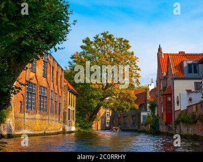 Case medievali lungo i canali di Bruges in autunno, Belgio Foto Stock