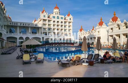 Colakli, TURCHIA - 10 NOVEMBRE 2019: OZ Hotels Side Premium Resort con aquapark e piscina nella città di Colakli vicino Side, regione di Antalya sul Mediterraneo Foto Stock