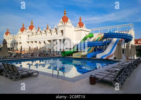 Colakli, TURCHIA - 10 NOVEMBRE 2019: OZ Hotels Side Premium Resort con aquapark e piscina nella città di Colakli vicino Side, regione di Antalya sul Mediterraneo Foto Stock