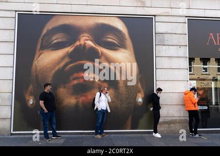 Glasgow, Scozia, Regno Unito. 12 giugno 2020. Vista delle persone che si accingono ad entrare in Barclays Bank su Argyle Street nel centro di Glasgow. Anche se i negozi possono riaprire in Inghilterra la prossima settimana, in Scozia il blocco non è stato rilassato così rapidamente con diverse settimane di restrizioni in più. I negozi e le aziende rimangono chiusi e le strade sono molto tranquille. Iain Masterton/Alamy Live News Foto Stock