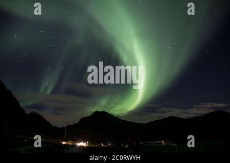 l'aurora sulla spiaggia di Haukland. Foto Stock