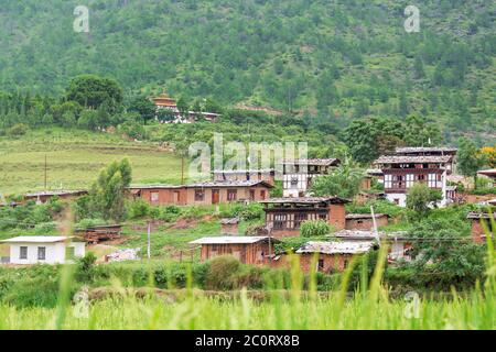 Tradizionali case Bhutan accanto alla montagna, Punakha, Bhutan Foto Stock