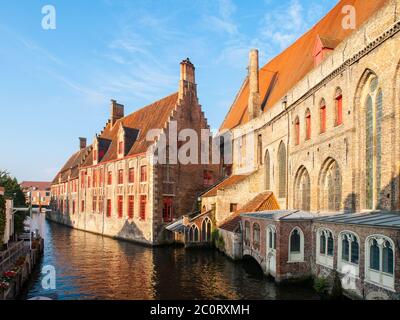 Canale d'acqua all'Old Saint John's Hospital, Bruges, Belgio. Foto Stock