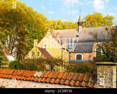 Vecchie case e cappella di Begijnhof, aka Beguinage, a Bruges, Belgio. Foto Stock