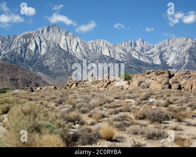 California, Stati Uniti d'America: Gli alti Sierras e le Alabama Hills, presi dalla Movie Road vicino alla città di Lone Pine. Foto Stock