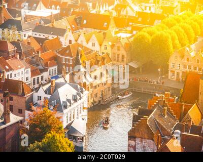 Vista aerea del molo del Rosario e dei tetti rossi di Bruges, alias Brugge, Belgio. Nella soleggiata giornata autunnale con il sole. Foto Stock