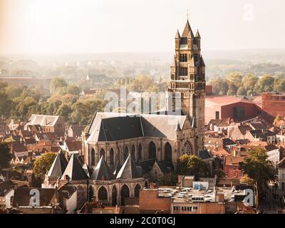 Vista aerea della Cattedrale di Sint-Salvatorskathedraal, o della Cattedrale di San Salvatore, la Città Vecchia di Bruges, Belgio Foto Stock