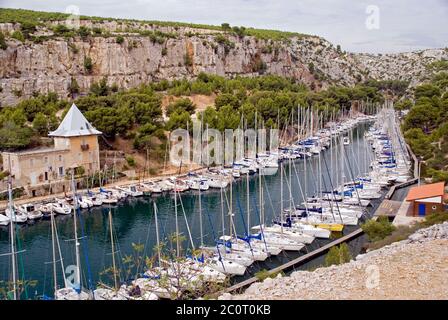 Barche ormeggiate sulla Calanque de Port Miou, vicino Cassis in Provenza Foto Stock