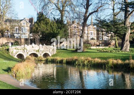 Ealing nel Regno Unito: Il lago nel Walpole Park. Foto Stock