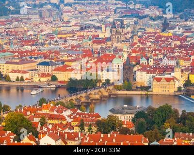 Vista aerea del paesaggio urbano con il Ponte Carlo sul fiume Moldava e la Città Vecchia di Praga dalla Torre di osservazione della collina Petrin la sera soleggiata, capitale della Repubblica Ceca, Europa. Sito patrimonio dell'umanità dell'UNESCO. Foto Stock