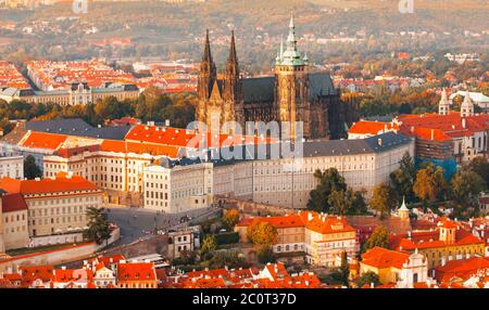 Complesso del Castello di Praga con la Cattedrale gotica di San Vito in serata illuminata dal tramonto, Hradcany, Praga, Repubblica Ceca. Patrimonio dell'umanità dell'UNESCO. Foto aerea panoramica dalla Torre Petrin. Foto Stock