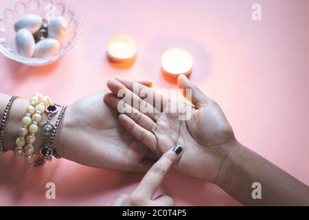 il venditore di fortuna di palmistry legge le linee sulla mano o palma per dire il futuro. Foto Stock