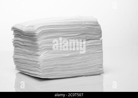 Una pila di nuovi tovaglioli di carta bianca su un bianco sfondo Foto Stock