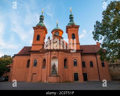 Chiesa barocca di San Vavrinec o Lawrence con facciata rosa sulla collina Petrin a Praga, Repubblica Ceca Foto Stock