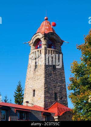 Cerna Studnice - vecchia torre di osservazione in pietra con tetto rosso, Repubblica Ceca Foto Stock
