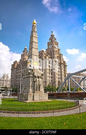 Lungomare di Liverpool con il Memorial to the Engine Room Heroes of the Titanic in primo piano e il Royal Liver Building e altri luoghi di interesse, Regno Unito. Foto Stock