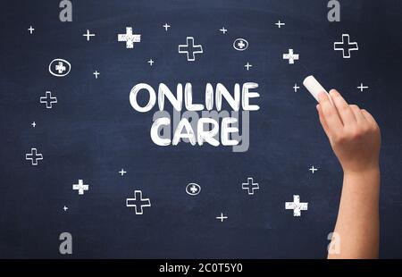 Disegno a mano cura on line iscrizione con gesso bianco sulla lavagna, concetto medico Foto Stock
