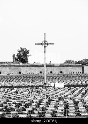 Cimitero commemorativo presso la piccola fortezza di Terezin, aka Theresienstadt, Repubblica Ceca. Immagine in bianco e nero. Foto Stock