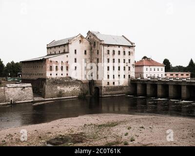 Vecchio mulino sul fiume Ohre a Terezin, Repubblica Ceca Foto Stock