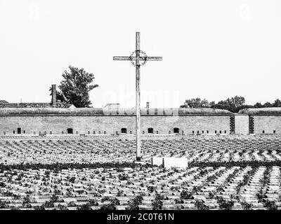 Cimitero commemorativo presso la piccola fortezza di Terezin, aka Theresienstadt, Repubblica Ceca. Immagine in bianco e nero. Foto Stock