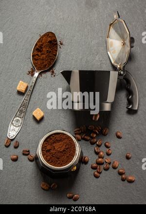 macchina da caffè nera su sfondo di pietra scuro concetto di buona mattina Foto Stock