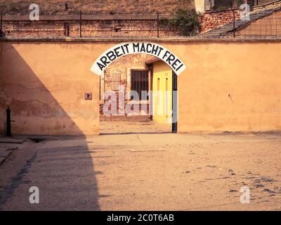 Porta d'ingresso al blocco a del campo di concentramento di Terezin, Repubblica Ceca. Immagine a toni freddi. Foto Stock