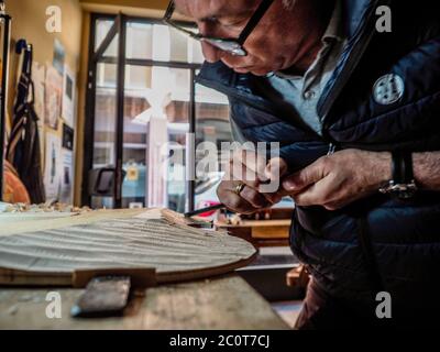 Robert Gasser, liutaio professionista che lavora alla realizzazione di un violino fatto a mano con antico metodo artigianale Stradivarius Foto Stock