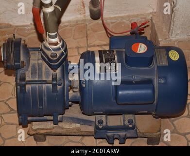 Closeup di pompa di acqua domestica o domestica anche chiamata pompa di Tulu o di Monoblocko principalmente usata nelle case o nei campi Foto Stock