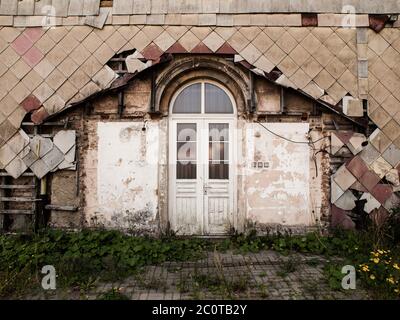 Porta d'ingresso devasted al vecchio edificio in rovina. Immagine vintage. Foto Stock