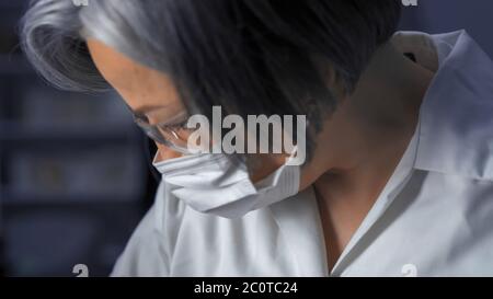 Medico sovraccarico di lavoro esaurito. Vista del profilo di una donna matura in maschera protettiva e uniforme medica guardando il lato verso il basso. Primo piano verticale Foto Stock