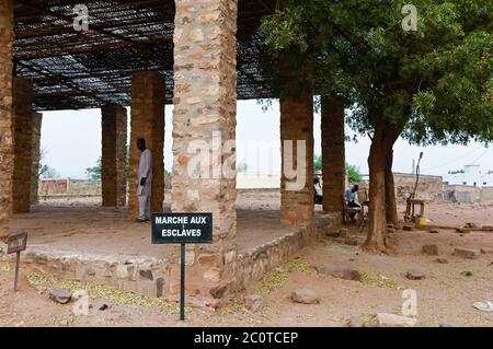 MALI, Kayes, Fort de Médine dell'ex potenza coloniale francese, mercato degli schiavi / altes Fort der französischen Kolonialmacht und Sklavenhandelsplatz am Fluß Senegal, alter Sklavenmarkt Foto Stock