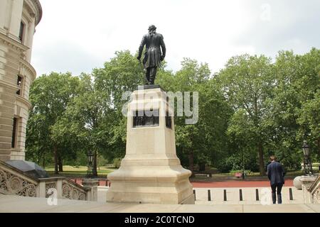 Una statua di Robert Clive, il primo barone Clive meglio conoscere come Clive dell'India, che ha stabilito il dominio britannico in India si trova fuori del Ministero degli Esteri. Clive è stato il primo governatore della Presidenza del Bengala sotto la Compagnia dell'India orientale. Le autorità hanno imbarcato monumenti e statue a Londra soprattutto a causa del loro legame passato alla schiavitù in previsione del possibile vandalismo con organizzazioni di estrema destra e dimostrazione di materia di Black Lives in programma per questo fine settimana. Foto Stock