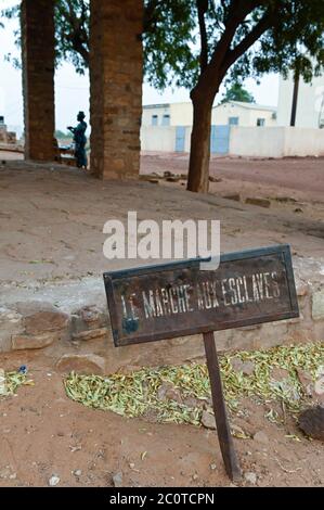 MALI, Kayes, Fort de Médine dell'ex potenza coloniale francese, mercato degli schiavi / altes Fort der französischen Kolonialmacht und Sklavenhandelsplatz am Fluß Senegal, alter Sklavenmarkt Foto Stock