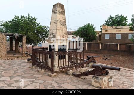 MALI, Kayes, Fort de Médine dell'ex potere coloniale francese, dietro il mercato degli schiavi / altes Fort der französischen Kolonialmacht und Sklavenhandelsplatz am Fluß Senegal, alter Sklavenmarkt Foto Stock